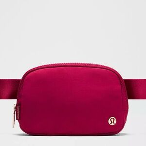 NWT Everywhere Belt Bag 1L - Berry Rumble